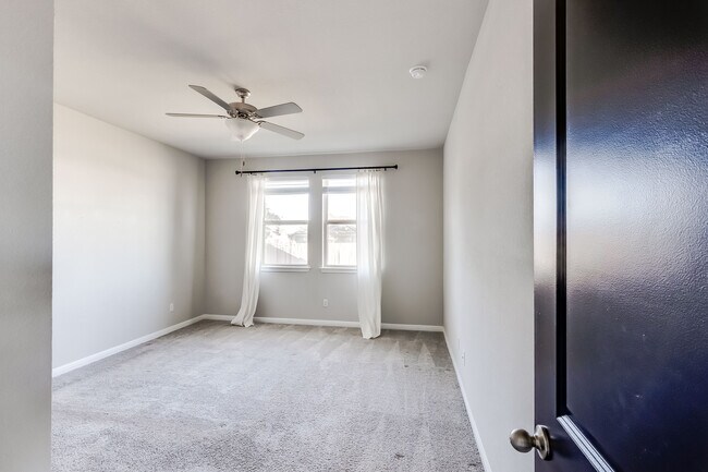 Building Photo - 204 Mountain Valley St