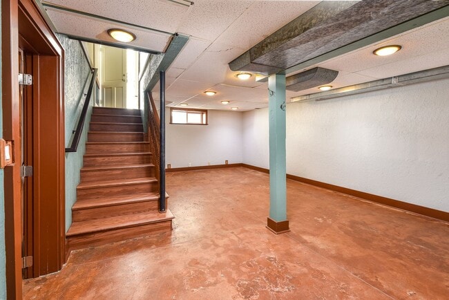 Building Photo - 4 Bedroom 2 Bathroom Home in Salem