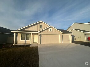 Building Photo - 3bed, 2bath, 1,474Sq.ft. 3-car garage home...