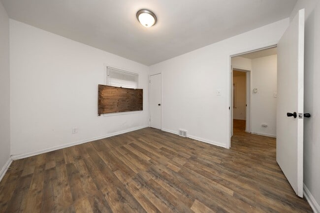Building Photo - 3 bedroom bungalow $1199/month
