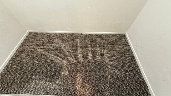 Building Photo - 3 Bedroom, 2 Bathroom Home in Desirable Tulare Neighborhood