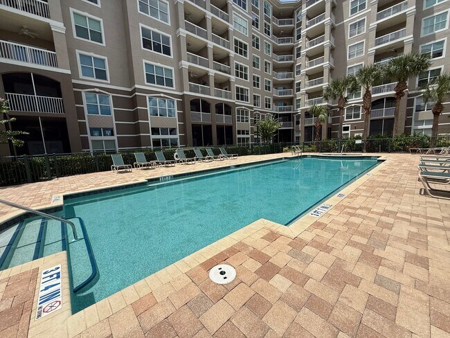Building Photo - Spacious 2/2 Condo with Waterview in River...