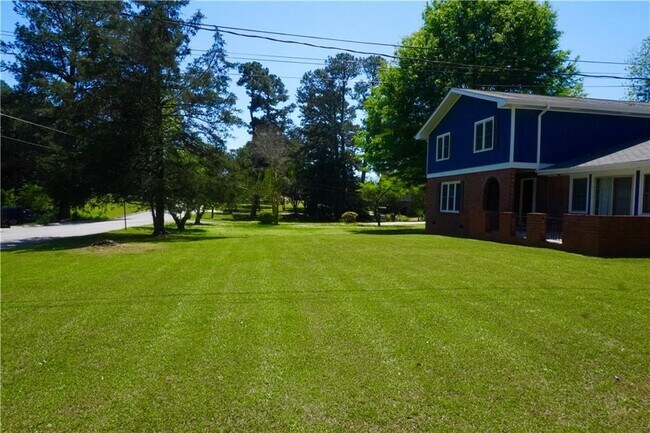 Building Photo - 2421 Fieldstone Dr SE