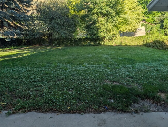 Building Photo - 880 Medoland Dr