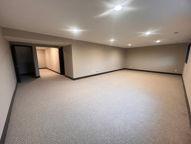 Building Photo - Four Bedroom Duplex in Caledonia!