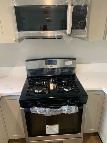 Range/Oven - 419 California St
