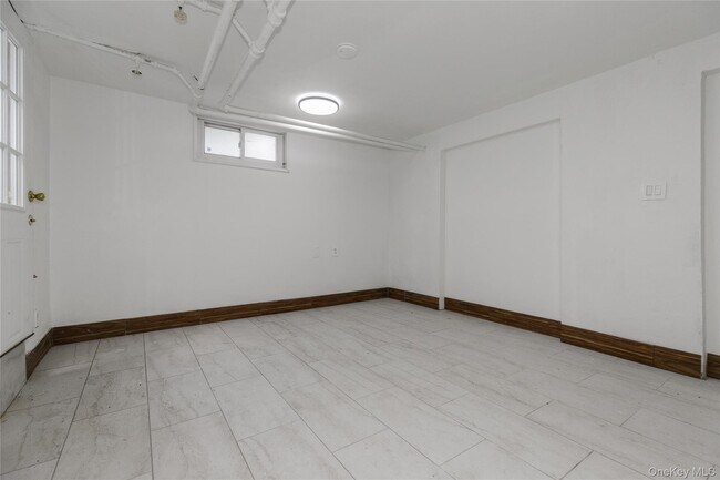 Building Photo - 11 Floyd Pl