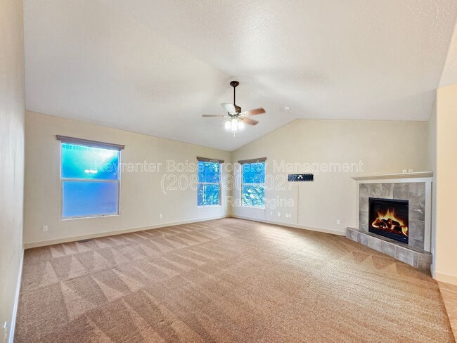 Building Photo - 3349 N Justin Ave