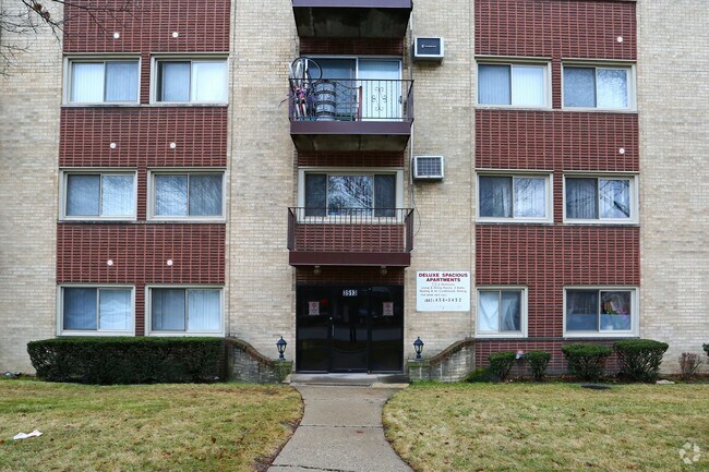 Building Photo - 3513 Lake Building