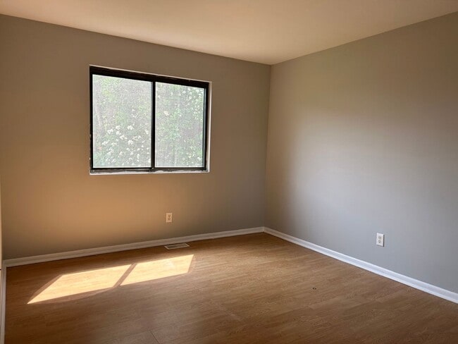 Building Photo - 2 Bedroom Condo---Ready for Move in!