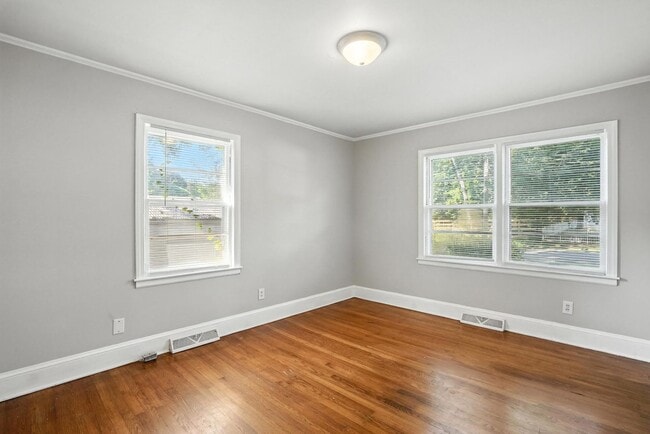 Building Photo - Charming Brick Ranch in Popular Oakhurst