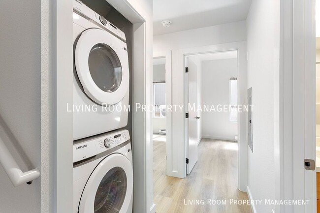 Building Photo - Brand New Modern 6BR Row House Townhome