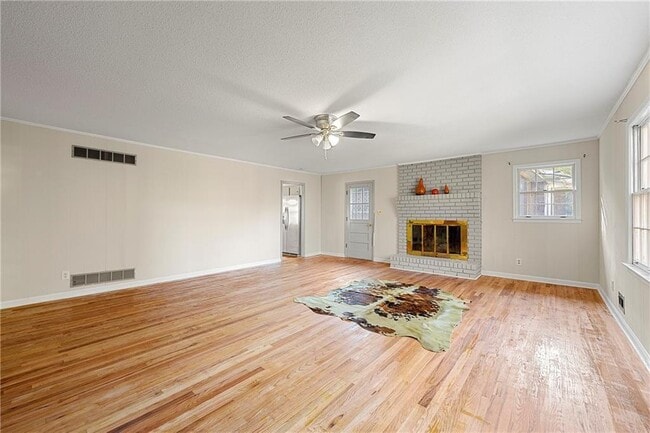 Building Photo - 552 Duke Dr