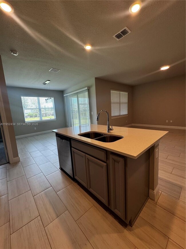 Building Photo - 6712 Cloverdale Ave