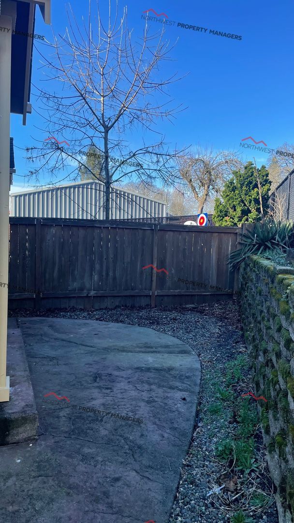 Building Photo - r223a