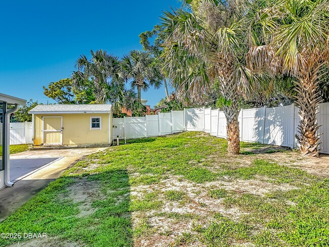 Building Photo - 1621 N Oleander Ave