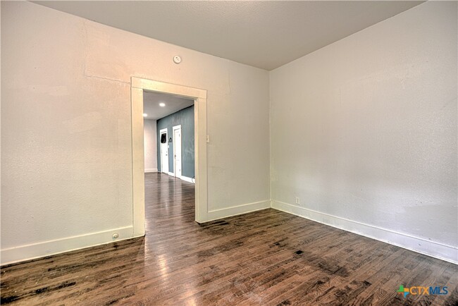 Building Photo - 702 N 8th St
