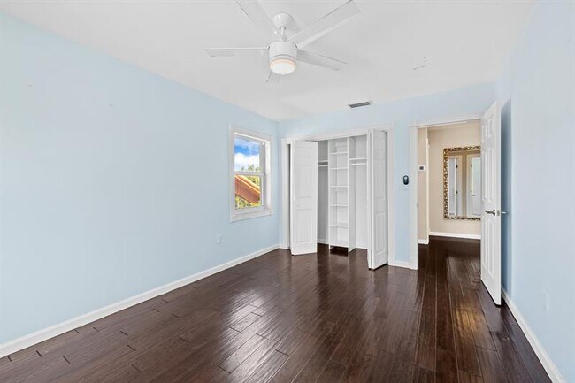 Building Photo - 715 Tyler St