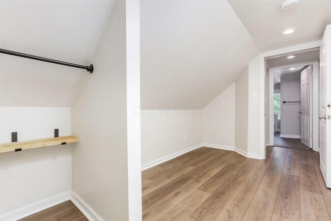 Building Photo - 412 E Oakland Ave