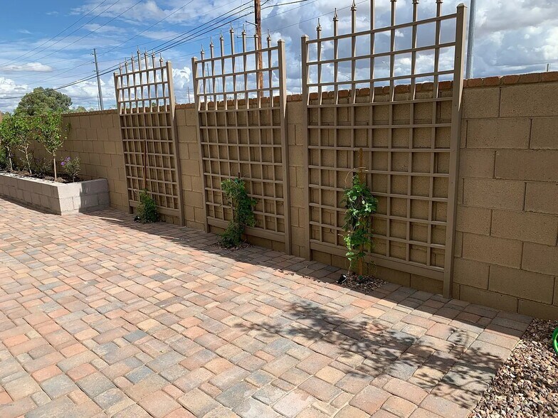 Building Photo - 715 N Sparrow Dr