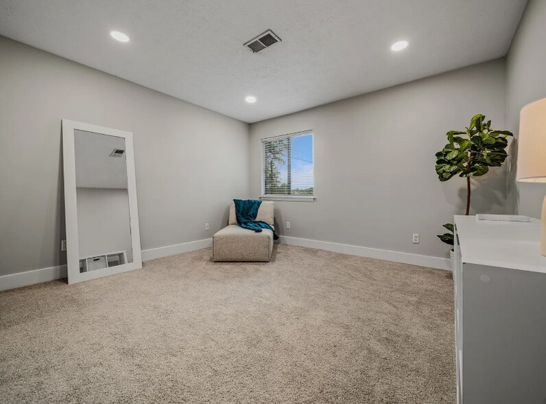 Building Photo - 301 Deerpoint Dr