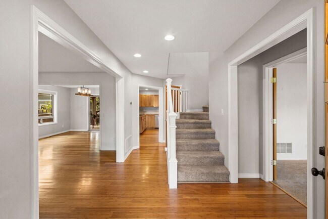 Building Photo - Spacious 3-Bedroom Home in Sought-After Valley West