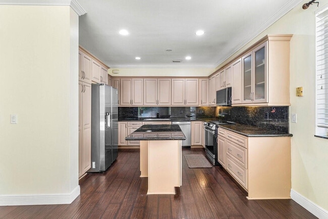 Building Photo - 1325 Camellia Cir