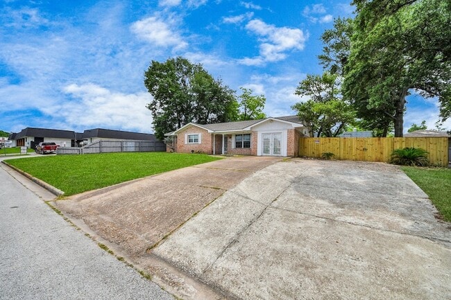 Building Photo - 811 Hillcrest Dr