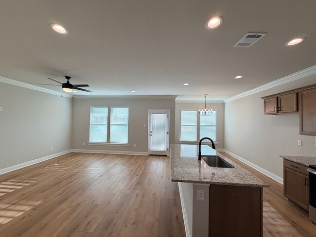 Building Photo - 820 Venecia Dr