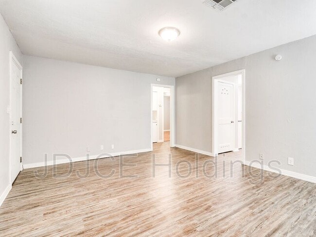 Building Photo - 536 E Northrup Dr