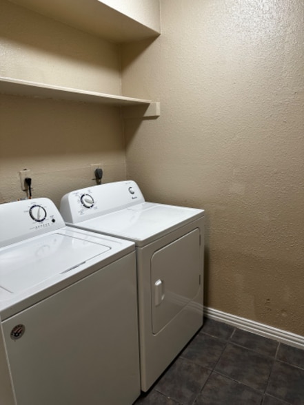 Building Photo - 9797 Leawood Blvd