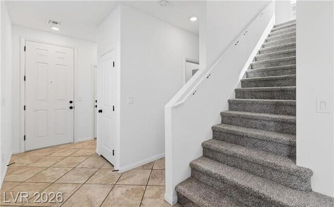 Building Photo - Gorgeous , 5 bedroom /3 Bath  with huge backyard finished with pavers! Great location!
