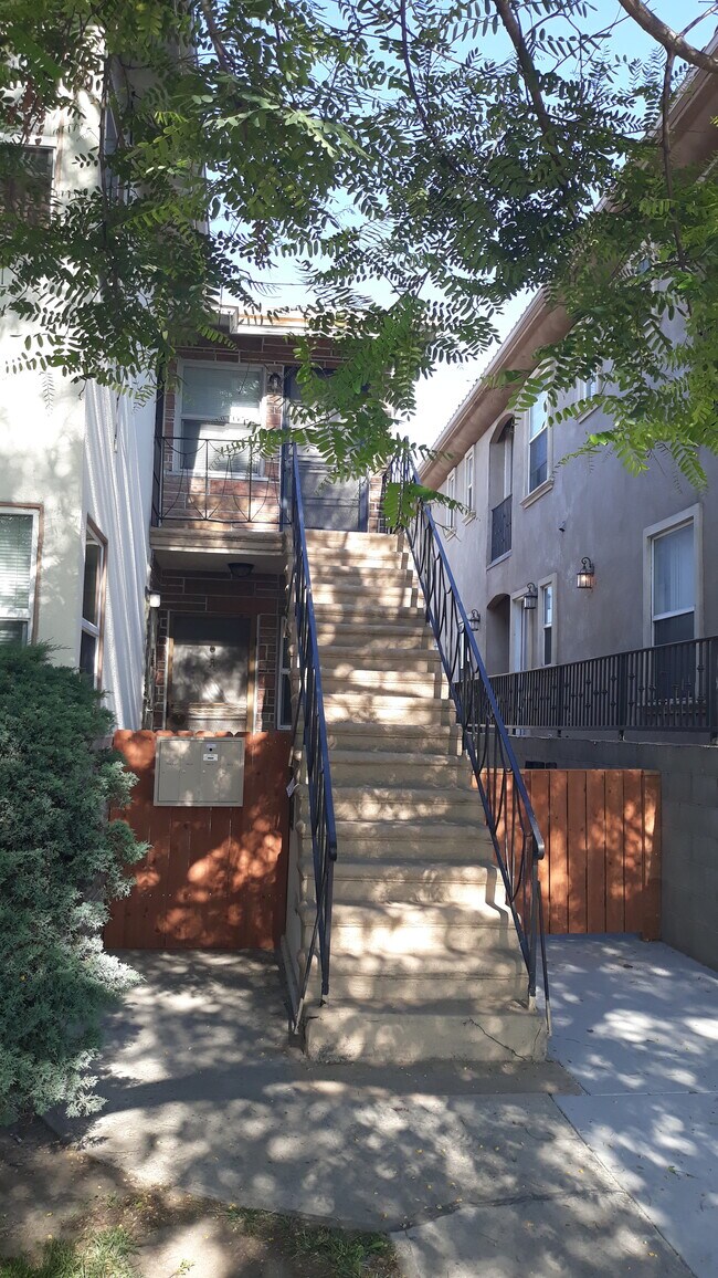 Building Photo - 1420 N Hollywood Way