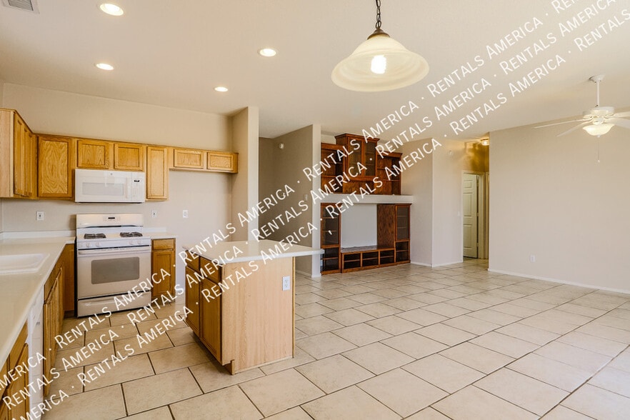 Building Photo - 17547 W Coyote Trail Dr