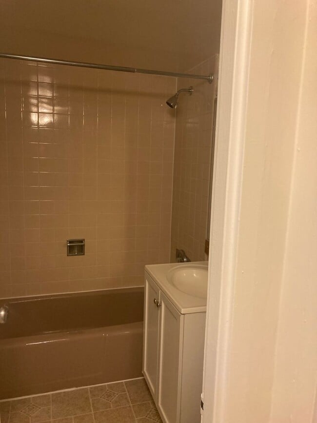 Building Photo - Impeccable 2 Bed 2 Bath Condo With Breatht...