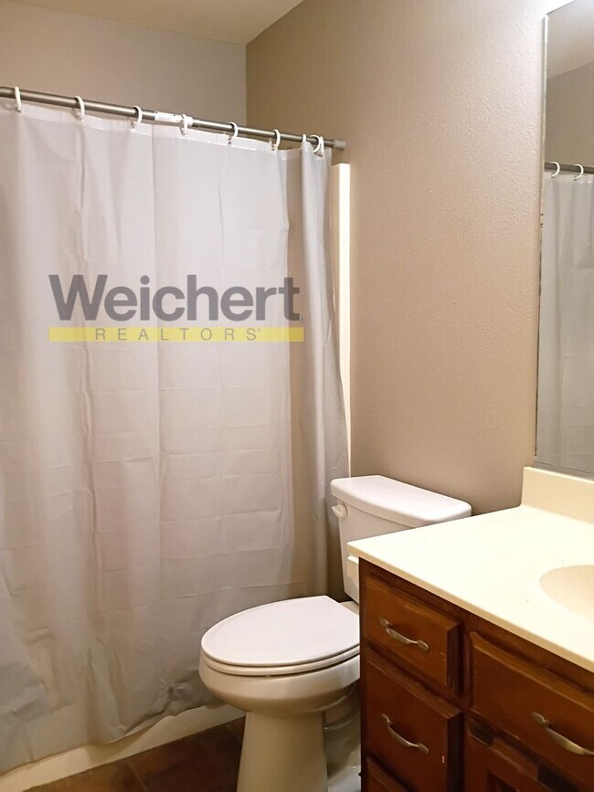 Building Photo - Comfortable 3BR/2BA with Garage & Fenced Backyard