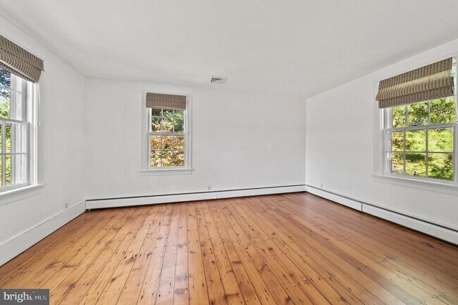 Building Photo - 1025 N Chatham Rd