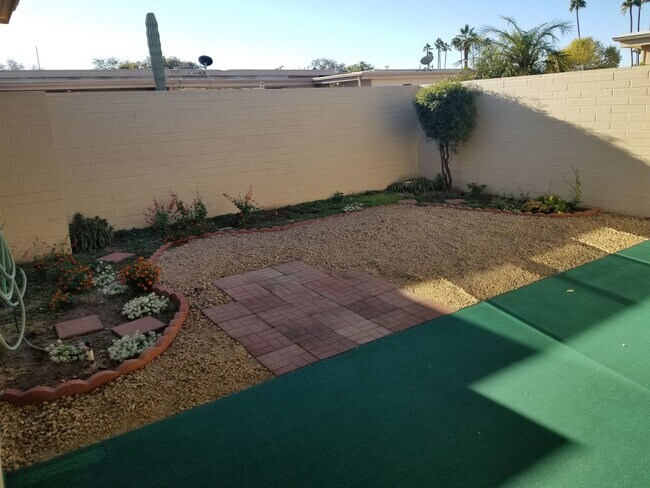 Building Photo - Spacious 2 bedroom 2 bath Condo