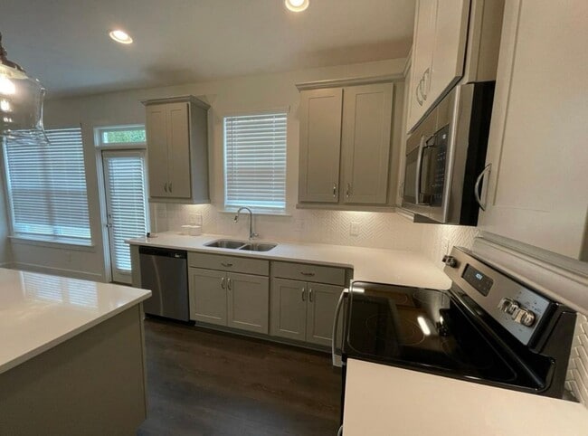 Building Photo - Beautiful end unit townhouse in the Townes...