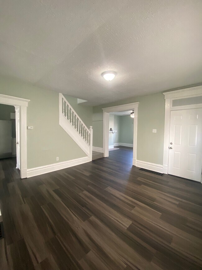 Building Photo - 461 Oakwood Ave