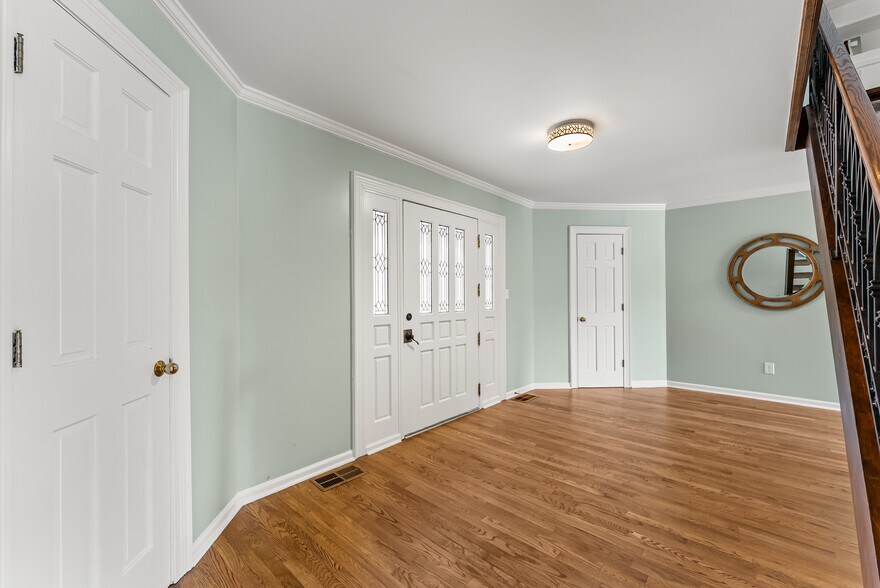 Building Photo - 9711 Pine Point Dr