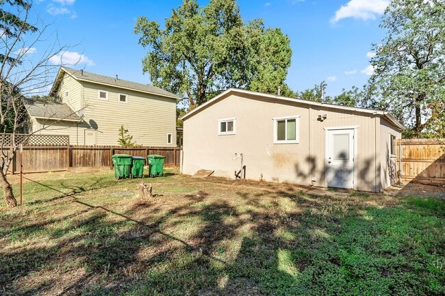 Building Photo - Fully Updated 2/1-Directly Across From 20th St Park