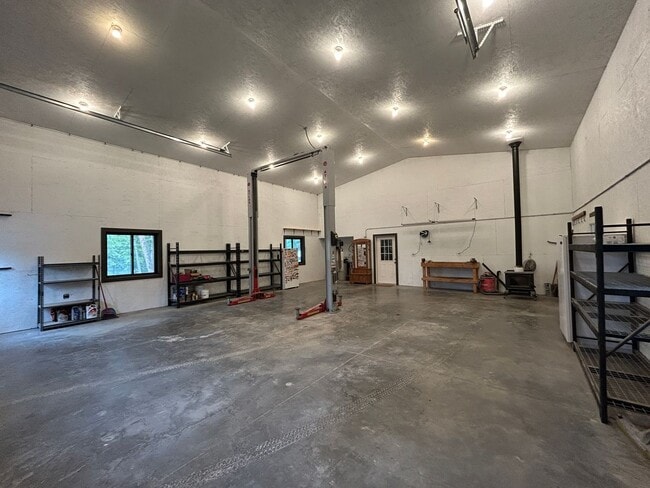 Building Photo - Huge Shop with 2 bedroom 2 bath Condo attached!