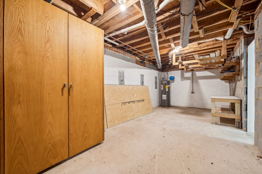 Extra Storage Space - 8323 Cliffside Dr