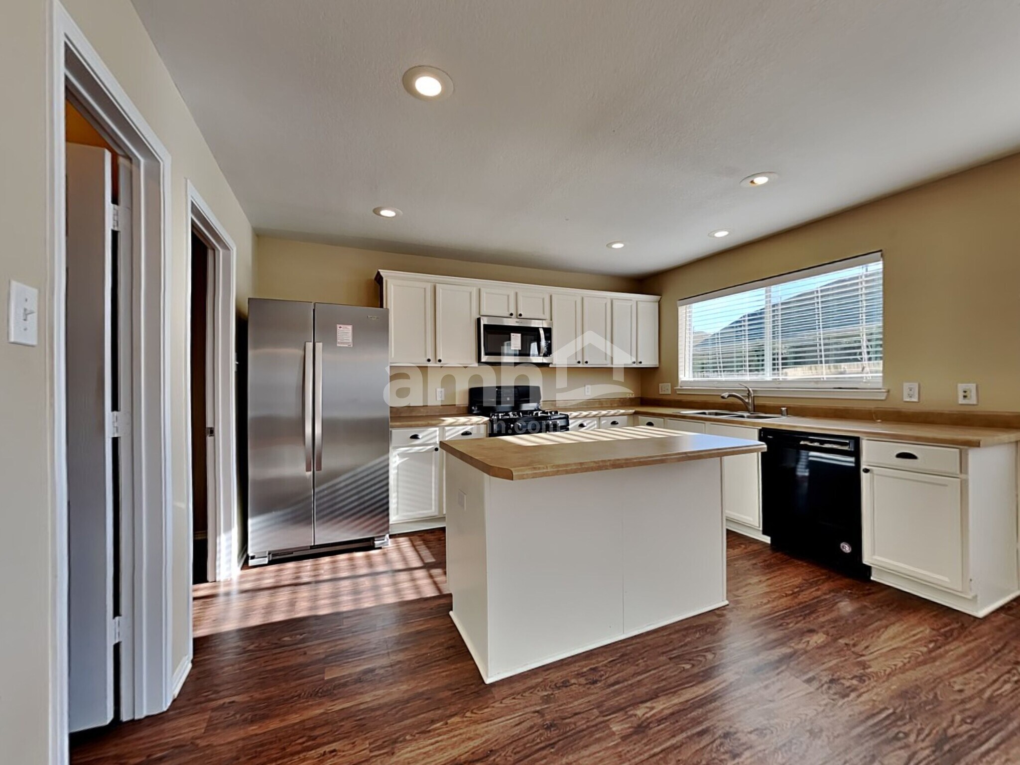 Building Photo - 421 Hackberry Dr