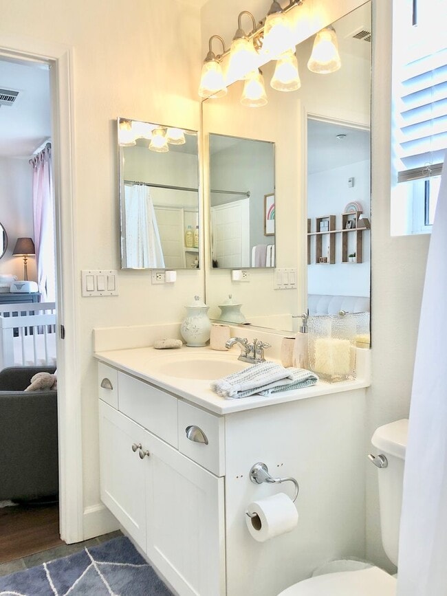 Building Photo - Beautifully Upgraded & Appointed End Condo...