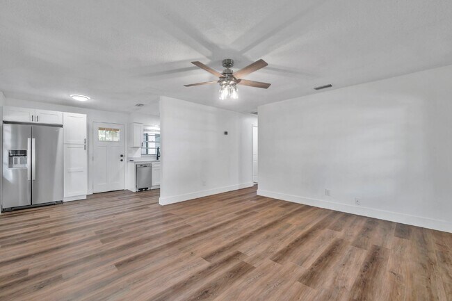 Building Photo - BEAUTIFULLY RENOVATED 2 BEDROOM, 1 BATH HO...