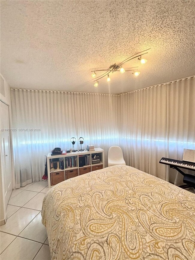 Building Photo - 999 Brickell Bay Dr