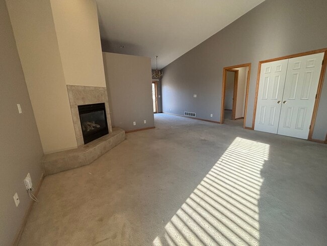 Building Photo - Spacious 3 bed / 2.5 bath Townhome in Millard