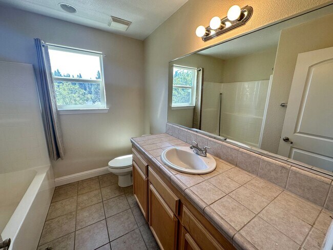 Building Photo - 215